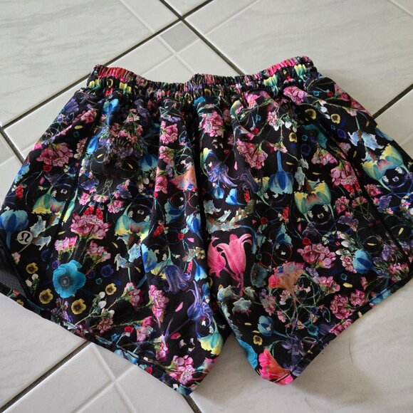 Lululemon Hotty Hot Low Rise Lined Shorts Flowerscope Multi Black 2 - Picture 3 of 5
